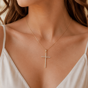 Collier Croix Fine Zirconiums Sertis porté par une femme