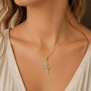 Collier Danseuse Zirconiums Sertis porté par une femme