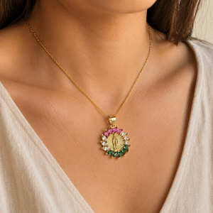 Collier Pendentif Vierge Marie Serti de Zirconiums Colorés porté par une femme