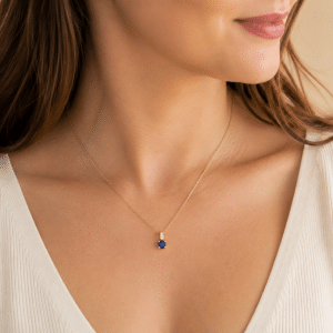 Collier Solitaire Oxyde Bleu & Zirconiums porté par une femme