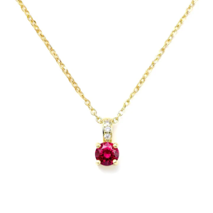 Intense et captivant, ce collier met en valeur un pendentif solitaire orné d’un oxyde rouge éclatant, sublimé par de délicats zirconiums sertis sur la bélière. Son contraste entre l’or lumineux et la pierre rouge profonde crée une allure passionnée et sophistiquée. Son plaquage or 1 micron d’excellente qualité garantit une brillance durable et raffinée. Avec sa chaîne de 45 cm et son pendentif délicatement proportionné, il illumine le décolleté avec élégance. Un bijou symbolique et romantique, parfait pour offrir ou affirmer son style. Caractéristiques techniques Caractéristique Détail Type de bijou Collier avec pendentif Pierre principale Oxyde rouge Pierres secondaires Zirconiums sertis Finition Plaqué or Épaisseur du plaquage 1 micron Longueur de la chaîne 45 cm Dimensions du pendentif 1,2 × 0,6 cm Fermoir Mousqueton Style Élégant, passionné, intemporel Pourquoi vous allez l’adorer Couleur rouge intense et lumineuse Effet solitaire chic et romantique Zirconiums délicatement sertis Plaquage or 1 micron de qualité supérieure Idéal comme cadeau symbolique FAQ Le collier est-il en or massif ? Non, il est plaqué or 1 micron, offrant un éclat durable. L’oxyde rouge est-il une pierre naturelle ? Non, il s’agit d’un oxyde synthétique taillé pour offrir une brillance intense et une couleur uniforme. Peut-il être porté quotidiennement ? Oui, avec un entretien adapté, il peut être porté régulièrement. La chaîne est-elle incluse ? Oui, le collier comprend une chaîne de 45 cm avec fermoir mousqueton.
