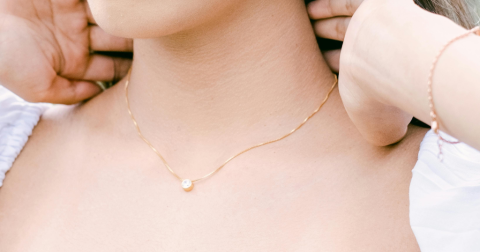 Quel collier choisir selon son décolleté ? Le guide complet