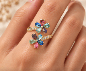Bague Réglable Double Fleur aux Zirconiums Colorés portée par une femme