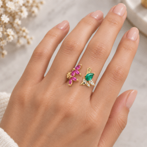Bague Réglable Oiseau et Fleur aux Oxydes Colorés portée par une femme
