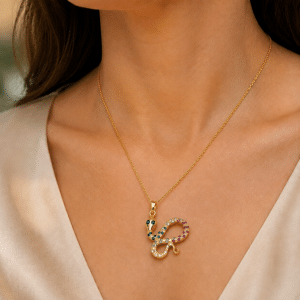 Collier Serpent Oxydes multicolores Doré à l’or fin porté par une femme