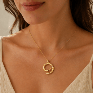 Collier Serpent Zirconiums Blancs Sertis Doré à l’Or Fin porté par une femme