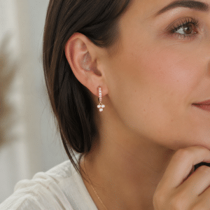 Créoles Dorées avec Zirconiums Roses Plaqué Or portées par une femme