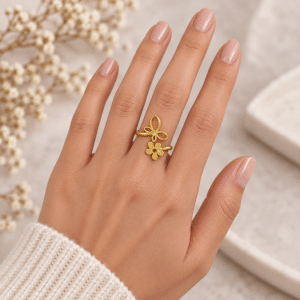 Bague dorée fleur et papillon en acier inoxydable portée par une femme