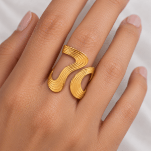 Bague ouverte dorée élégante en acier inoxydable portée par une femme