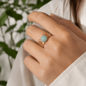 Bague réglable en amazonite naturelle portée par une femme