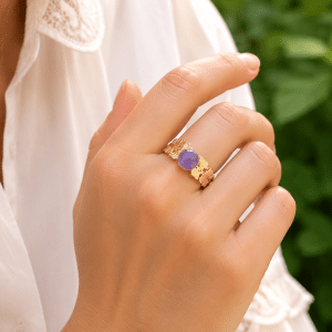Bague réglable en améthyste naturelle portée par une femme