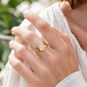 Bague réglable en pierre naturelle de lune portée par une femme