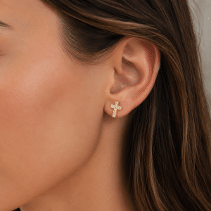 Boucles d’Oreilles Croix Chrétienne Dorées aux Zirconiums portées par une femme