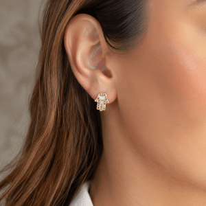 Boucles d’Oreilles Orientales Main de Fatma aux Zirconiums portées par une femme