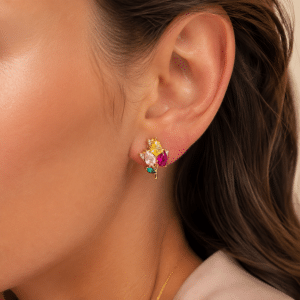 Boucles d’oreilles fleur dorées à l’or fin aux oxydes multicolores portées par une femme
