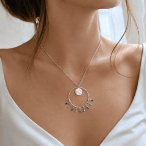 Collier Argenté à Breloques Cercles Pendants Bleus porté par une femme