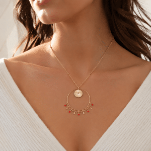 Collier Doré à Breloques Cercles Pendants Rouges porté par une femme