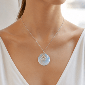 Collier Main de Fatma en Opaline et Acier Inoxydable porté par une femme