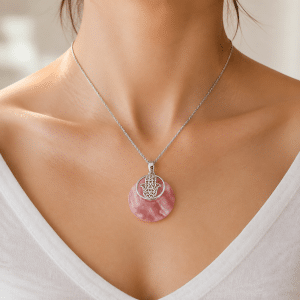 Collier Main de Fatma en Quartz Rose et Acier Inoxydable porté par une femme