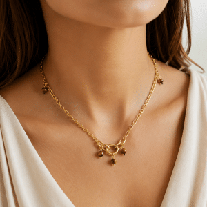 Collier Œil de tigre avec chaîne dorée porté par une femme