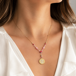 Collier Tête de Tigre en Rhodonite porté par une femme