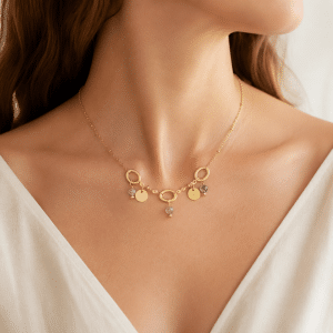 Collier à Trois Anneaux en Jaspe Naturel porté par une femme