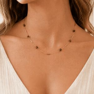 Collier à breloques en Œil de tigre porté par une femme