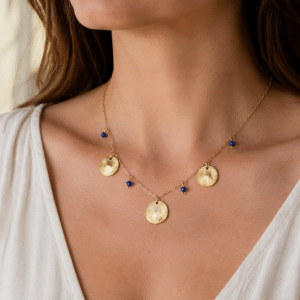 Collier doré 3 disques en Lapis-lazuli porté par une femme