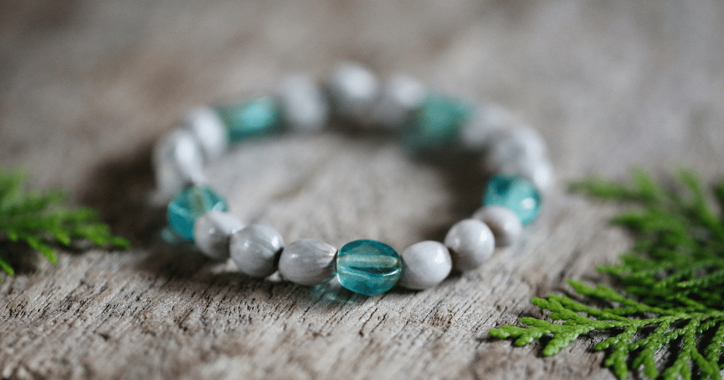 Bracelet en pierres naturelles. Image d'illustration