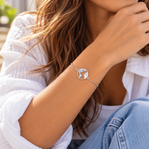 Bracelet Globe Terrestre en acier argenté porté par une femme