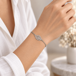 Bracelet feuille en acier inoxydable porté par une femme