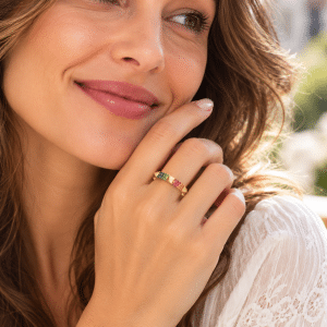 Bague réglable originale dorée aux zirconiums colorés portée par une femme